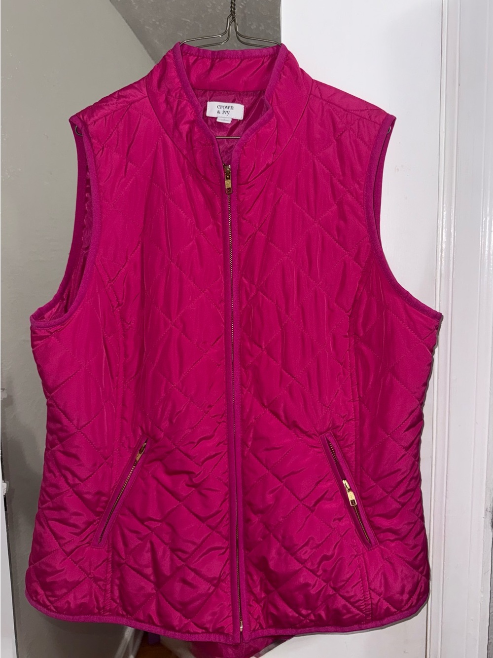 crown & ivy Quilted Sleeveless Vest in Bright Fuchsia